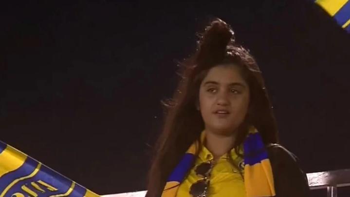 مشجعة سعودية لنادي النصر تطلب الزواج من رونالدو والمفاجأه في رد فعله !