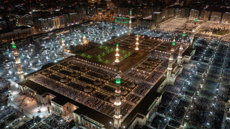 ضبط امرأتين غير مسلمتين دخلتا إلى المسجد النبوي عن طريق الخطأ   .. وهكذا تعاملت معهما السلطات السعودية !