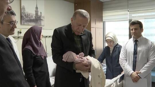 شاهد..أردوغان يؤذن في أذن مولودة ناجية من الزلزال ويطلق اسما غريب عليها