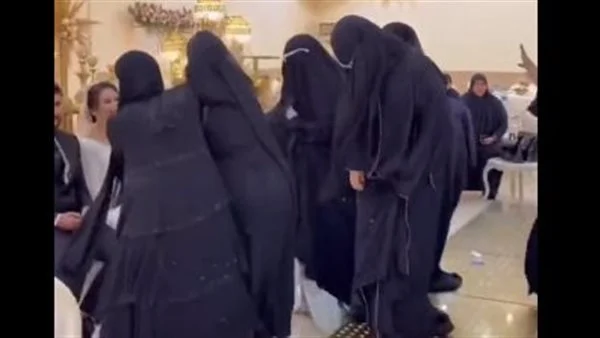 شاهد ..سيدة تقتحم حفل زفاف زوجها على عروس أخرى يشعل منصات التواصل الاجتماعي.. مافعلته لايصدق