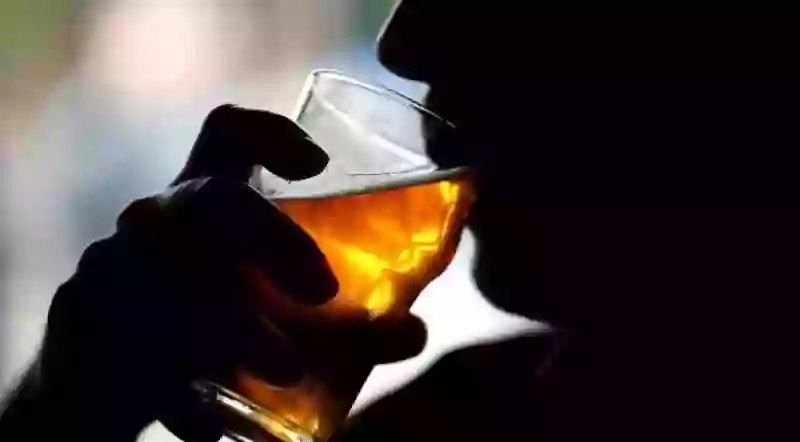 طبيب سعودي يشعل المملكة بما قاله عن فوائد شرب الخمر !..شاهد المفاجأة