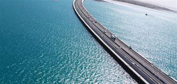 السعودية تذهل العالم .. افتتاح اطول جسر مائي في المملكة ولا يحتاج الزوار اليه تأشيرة دخول ..(صورة) 