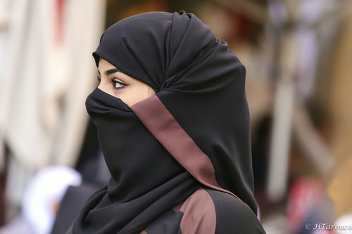 حسناء سعودية لم تستطيع أن تتمالك نفسها أمام صاحب محل وسيم للغالية فقامت بهذا الفعل الصادم دون ذرة خجل !