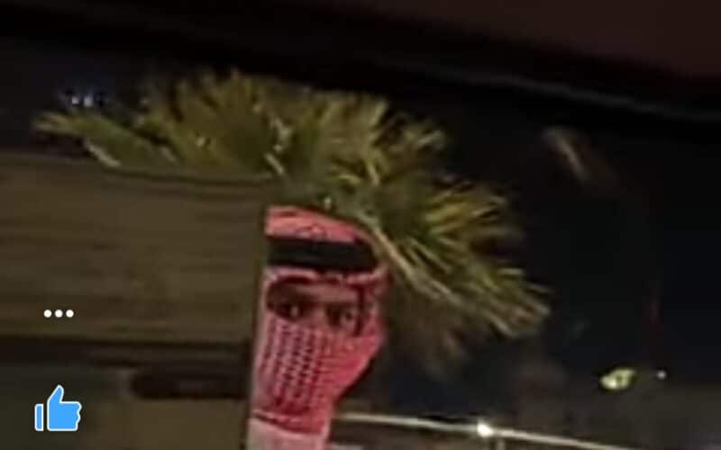 ما حصل له سيصدمك شاب سعودي حاول دخول سيارة فتاة جميلة بالقوة في الشارع وفجاة حضرت الشرطة