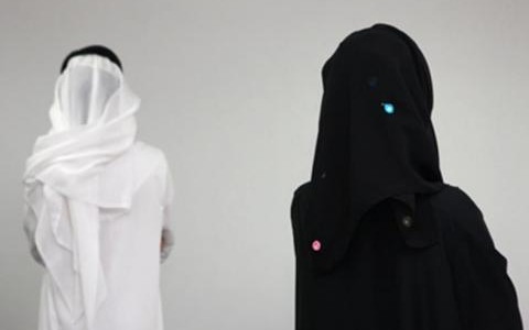 زوج سعودي يفاجئ زوجته بهذا الامر بعد رفضها ان تطبخ له ولزملائه .. لن تصدق ماذا فعل!