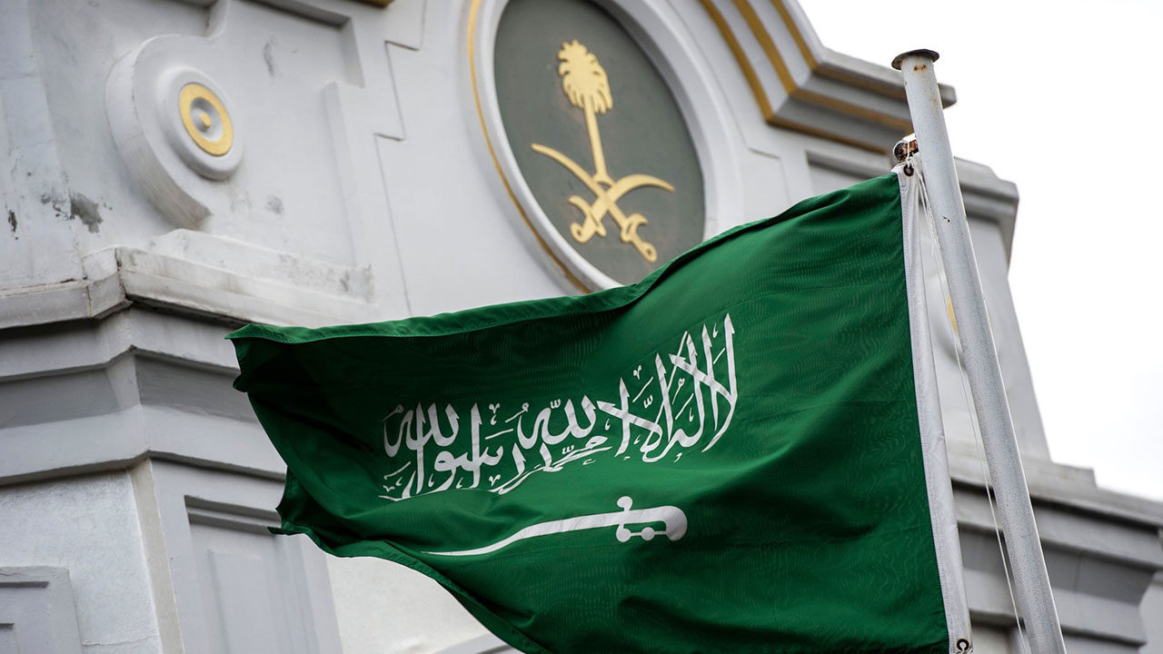 للمقيمين في المملكة ..السعودية تفرض عقوبة وخيمة لمن يمارس هذه المهن الجديدة من اليوم ..احذرها فورا