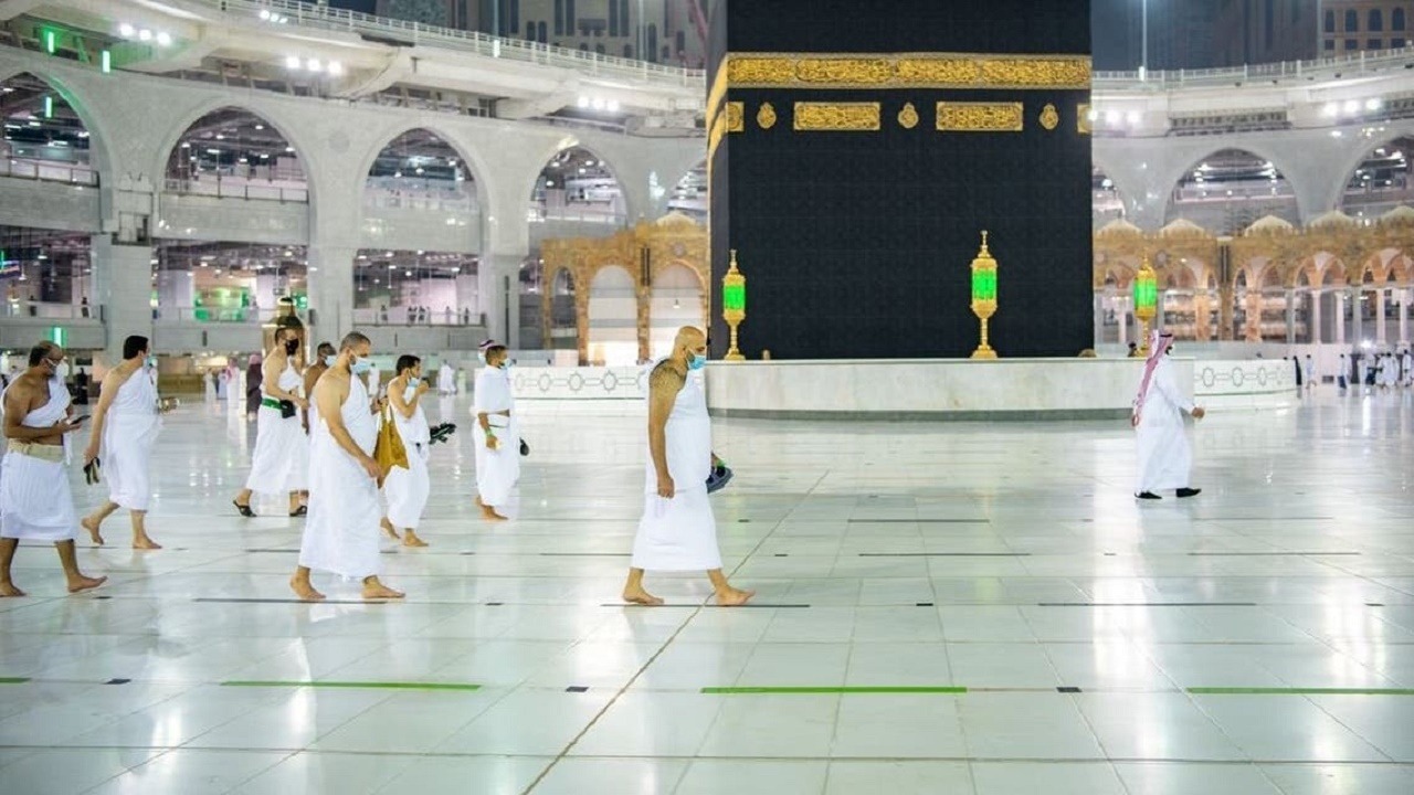 السعودية..وأخيراً الكشف عن السبب الخفي وراء وضع “حاجز خشبي” حول الحجر الأسود بالكعبة الشريفة !!