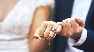 بعد زواجهما..رجل يكتشف انه متزوج من ذكر .. شاهد ردة فعله صدمت الجميع!!