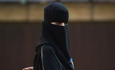 لا يخطر على بال إبليس .. شاب سعودي يفاجئ مذيعة بطلب جعلها تغادر البرنامج منهارة بالدموع..شاهد