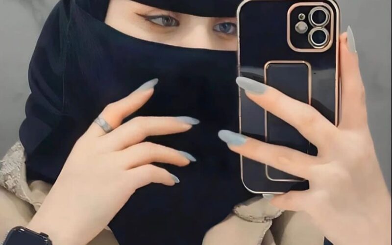 بجمالها المغري ..شاهد فتاة سعودية لم تستطع تمالك نفسها وتحرشت بشاب وسيم يعمل في محل للعطور.. وجهت له هذا الطلب المخجل بدون شعور !