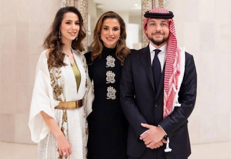 شاهد: صورة حديثة للملكة رانيا مع الأميرة رجوة تثير الجدل على مواقع التواصل..خالفت البروتوكول أم تواضع منها؟