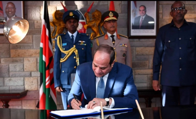شاهد: خط السيسي أثناء كتابة رسالة لنظيره الكيني يثير تفاعلا على مواقع التواصل (صورة)