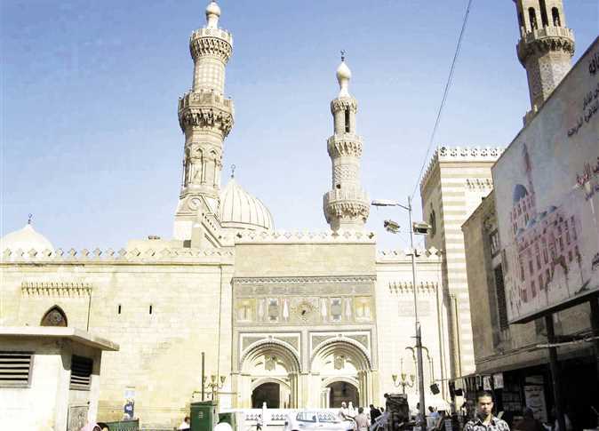 شاهد مسؤول حوثي يصدم الجميع ويقوم بعمل مخجل وغير لائق في سطح المسجد