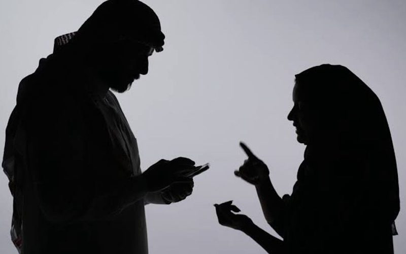 مستشار اسري سعودي يثير الجدل بتصريح خطير !!..تواصل الزوج مع امرأة غير زوجته ينتج عنه هذا الشيء