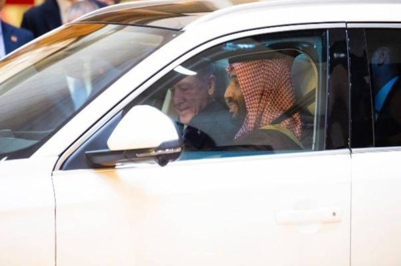 شاهد: ولي العهد يصطحب أردوغان إلى مقر إقامته.. والرئيس التركي يقدم هدية تركية ضخمة لخادم الحرمين وولي العهد