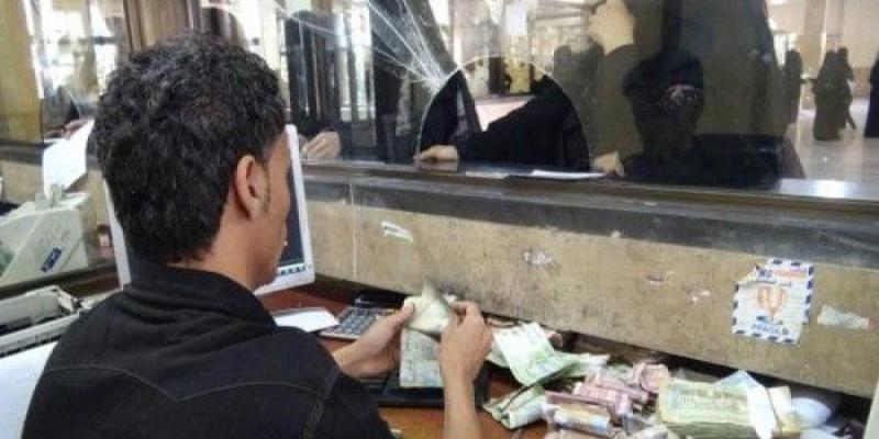 محلات الصرافة في اليمن تشهد زحام كبير بسبب انخفاض سعر صرف الريال السعودي