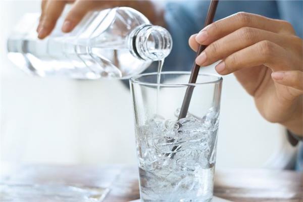 هام : طبيب سعودي يكشف عن علامتين تشير إلى عدم شرب الشخص للماء الذي يحتاجه الجسم
