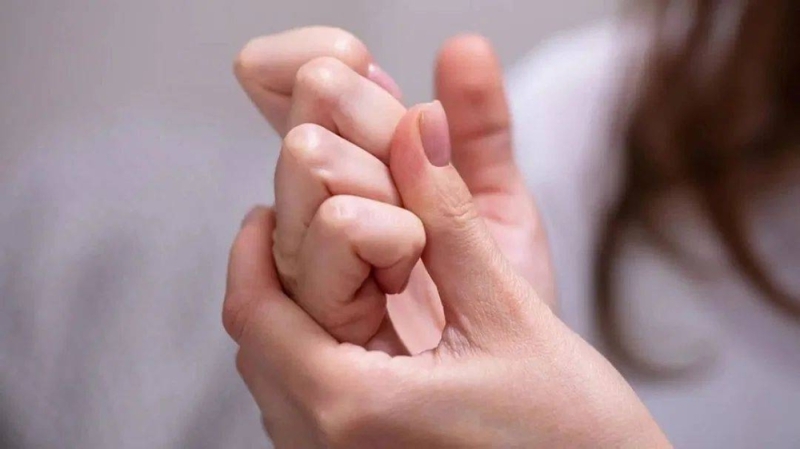 تدارك الخطر ..الكشف عن علامة موجودة في اليدين تشير إلى إصابة الشخص بمرض السرطان