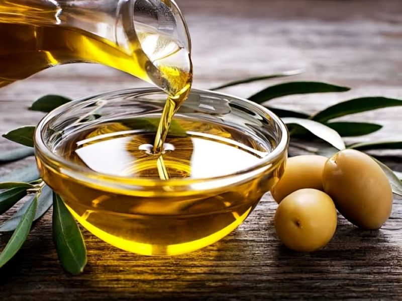 لن تصدق ماذا يحدث لجسمك عند تناول زيت الزيتون؟.. أخصائية تغذية تحذر