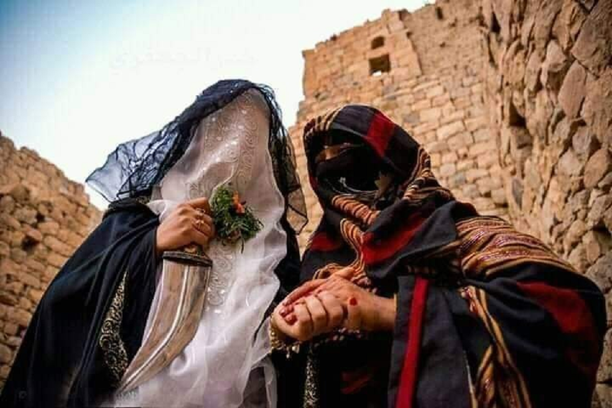 عروس تمسك بالجنبية في اليمن