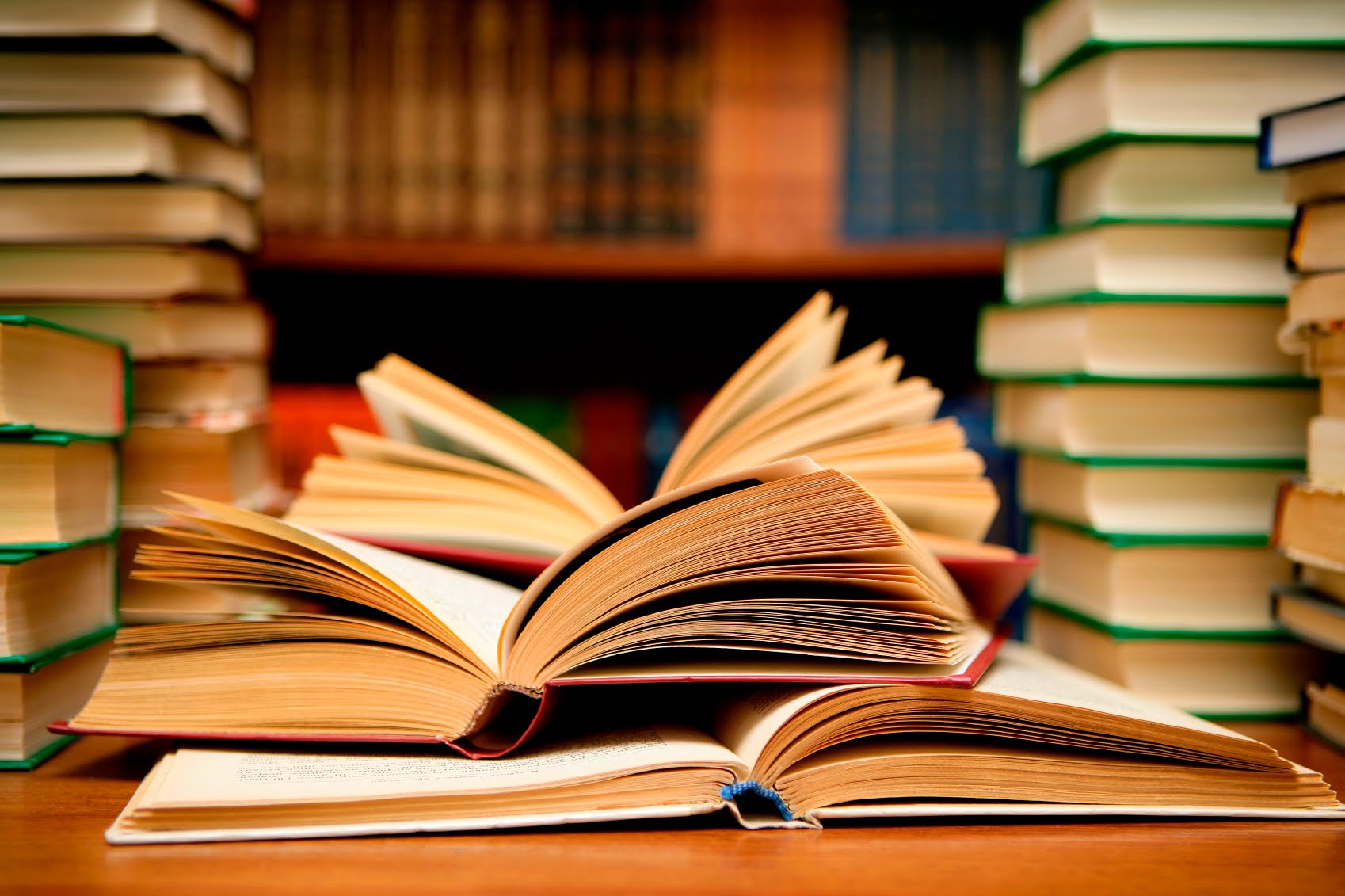 أكبر مكتبة في السعودية تعلن الإفلاس وتعرض 300 ألف كتاب للبيع بسعر ريال واحد للكتاب 