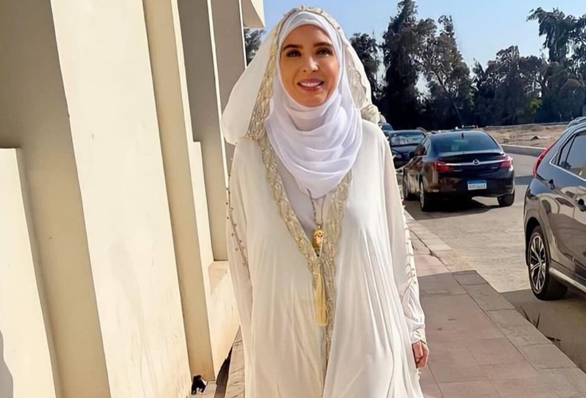 الراقصة دينا بالحجاب