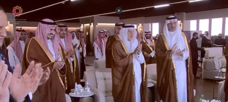 ردة فعل صادمة للأمير خالد الفيصل مع نهاية سباق الهجن في السعودية وفوز المطية « رمانة» للمالك القطري ناصر المسند! 