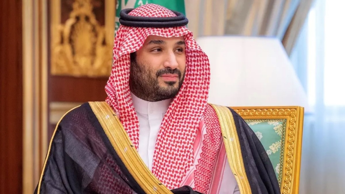 شاهد إطلالة مفاجئة للامير محمد بن سلمان في كوريا حديث الإنترنت.. من أين اختار ملابسه؟
