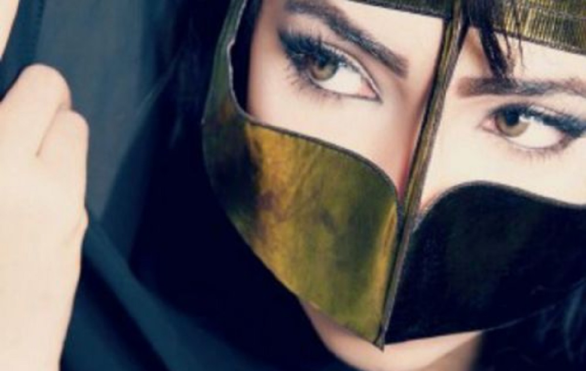  سعودية حسناء لم تتمالك نفسها أمام وسامة شاب جميل يعمل في محل لبيع العطور.. ما طبت منه أمر غريب !