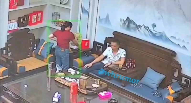 بالفيديو : ردة فعل قاتلة من سيدة جميلة استفزها زوجها بهدوءه..شاهد 