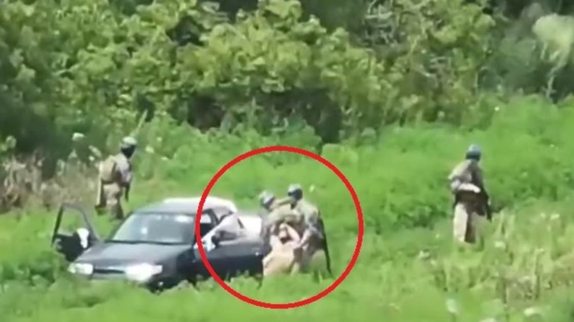 صادم .. شاهد جنود أوكرانيون يقتلون مدنيين ويخفون جثثهم.. فيديو مروع