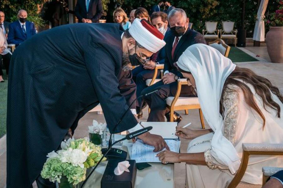  شاهد من هيا  أجمل أميرات الأردن.. تذهل الجميع بجمالها الفتان في حفل زفافها والملك عبدالله يفاجئها بالحضور .. لن تصدق من تكون 