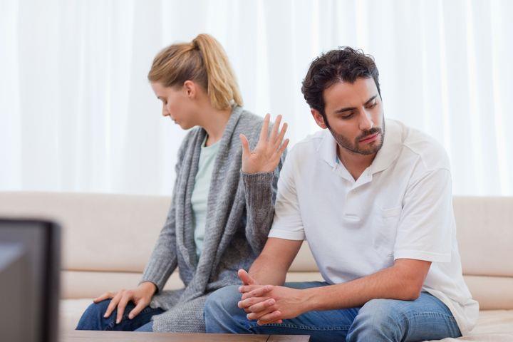 سافر وطلب من صديقه يمر على زوجته ليلبي إحتياجاتها وفي يوم طلبته يدخل البيت وانصدم من اللي سوته