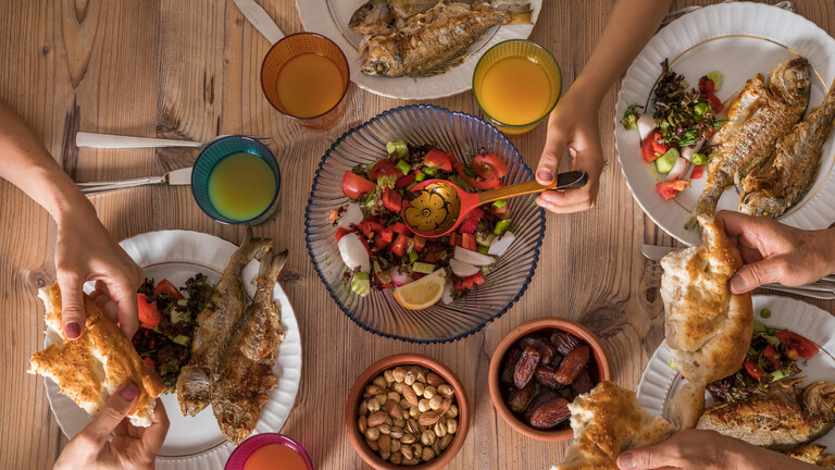 أكلة في رمضان تجعل الله وملائكته يصلون عليك.. فيها البركة لاتتركها أبداً 