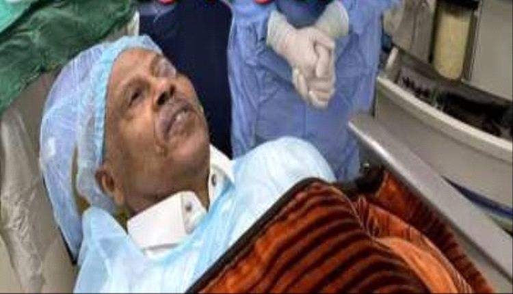 الفنان اليمني الكبير ايوب طارش يدخل غرفة العمليات في صنعاء..شاهد الصوره