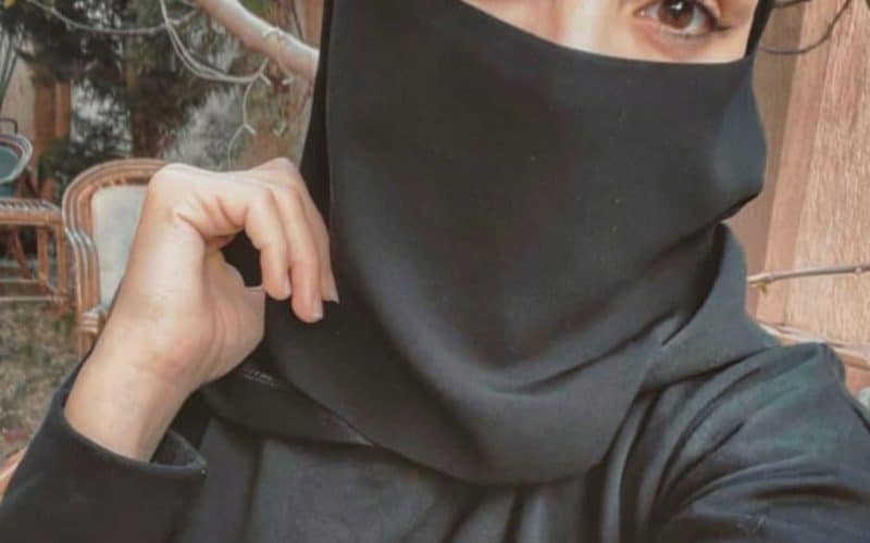 مراهقة سعودية تفتح جوال أخوها لتكتشف فعل صادم بينه وبين ابن عمها.. والمفاجأة ماحدث لها بعدها