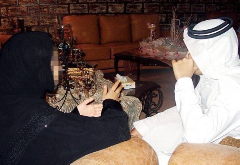 شاب سعودي يفاجئ فتاة بطلب غريب بعد النظرة الشرعية الأولى ويتسبب بانهيارها..شاهد الصورة