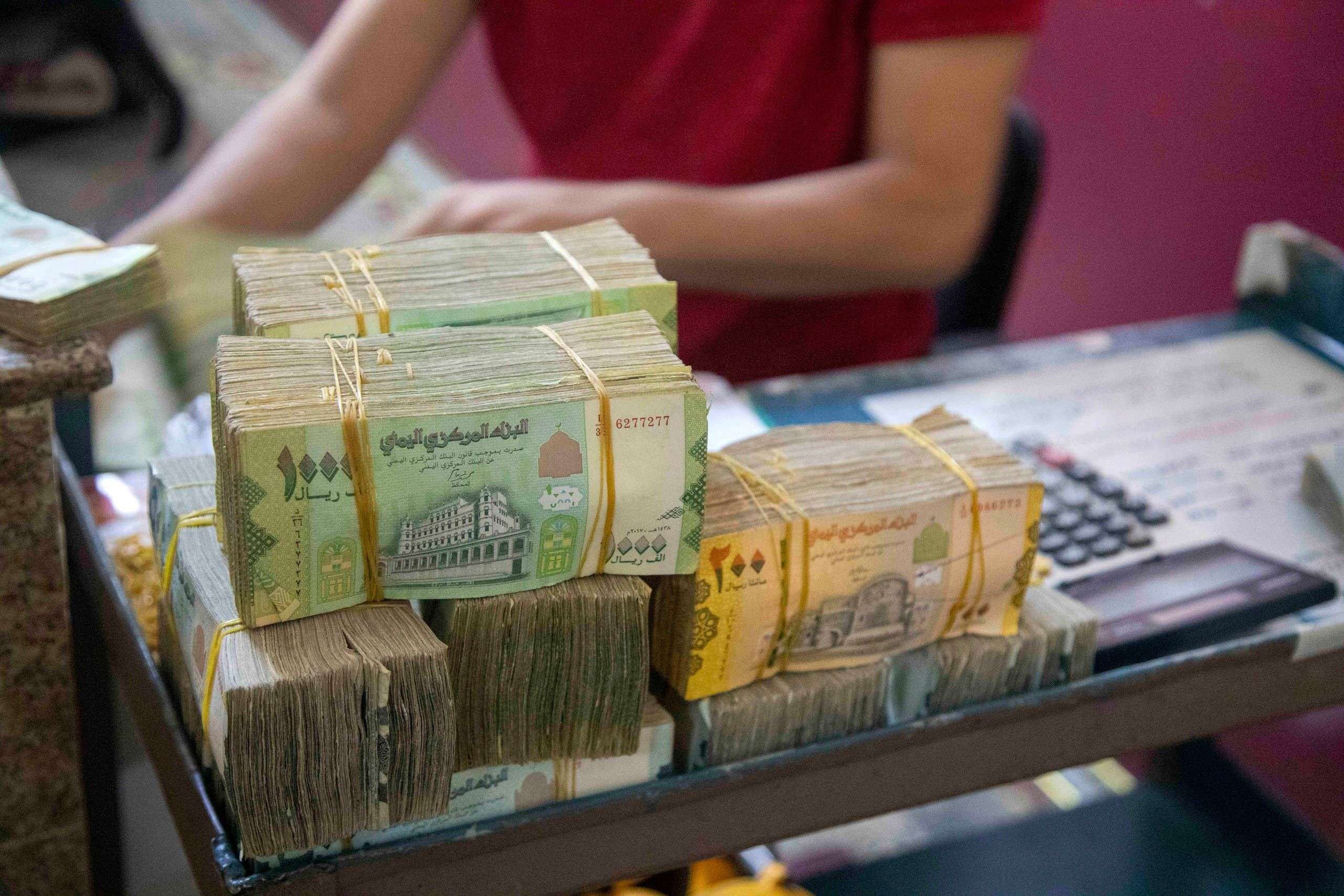 السعر الإن .. انهيار الريال اليمني إلى مستوى قياسي أمام العملات الاجنبية قبل قليل 