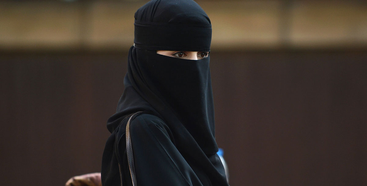 سعودية لم تتمالك نفسها أمام وسامة شاب جميل يعمل في محل لبيع العطور.. ما طبت منه أمر غريب !