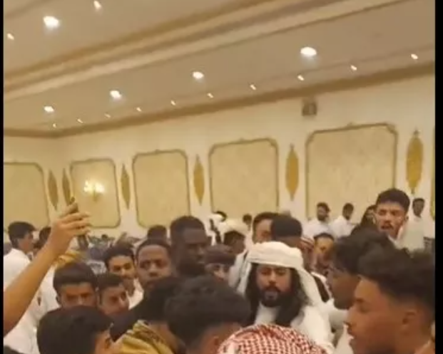 فضيحة مدوية في حفل زفاف مقيم يمني في السعودية بحضور فنان شعبي شهير