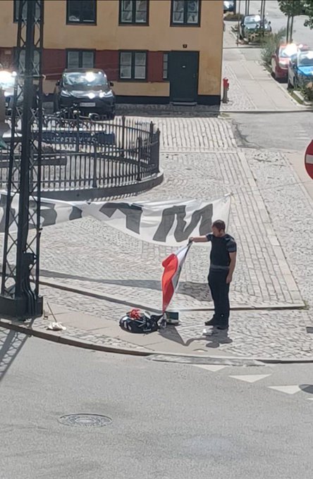 مجموعة متطرفة في الدنمارك يحرقون نسخة من القرآن أمام سفارة العراق في كوبنهاغن