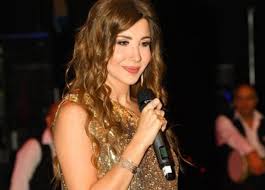 شاب يباغت نانسي عجرم بقبلة أمام الجمهور.. والمفاجأة في ردة فعلها التي اشعلت مواقع التواصل !!