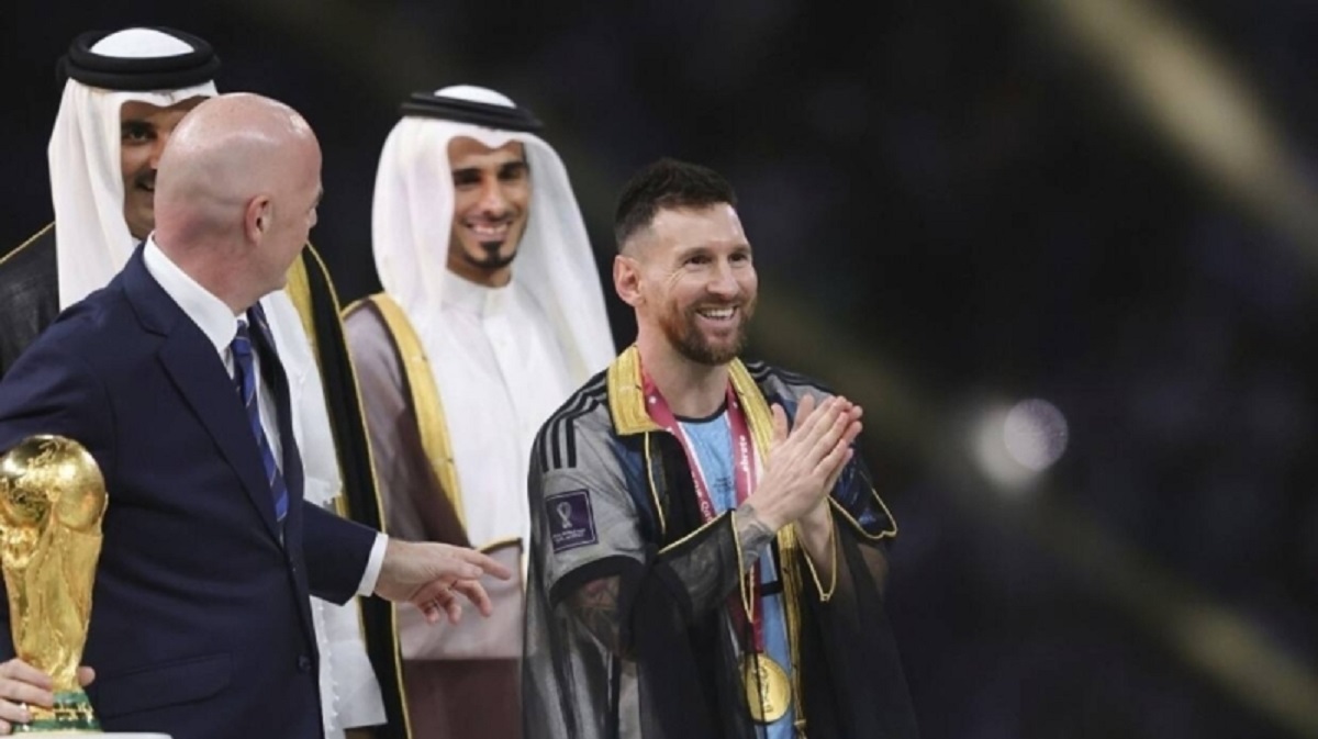 رجل أعمال خليجي يعرض على ميسي مليون دولار مقابل البشت القطري .. والمفاجئة الاكبر من يكون ؟