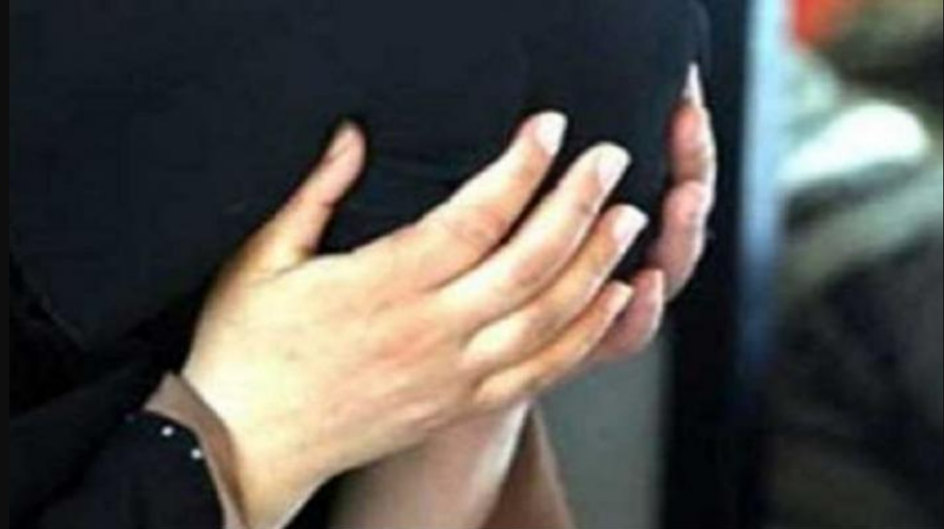 امرأة في وضع ندم