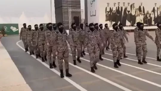 في اليوم الوطني.. عرض عسكري جريء لجميلات السعودية في اليوم الوطني يشعل مواقع التواصل..  شاهد