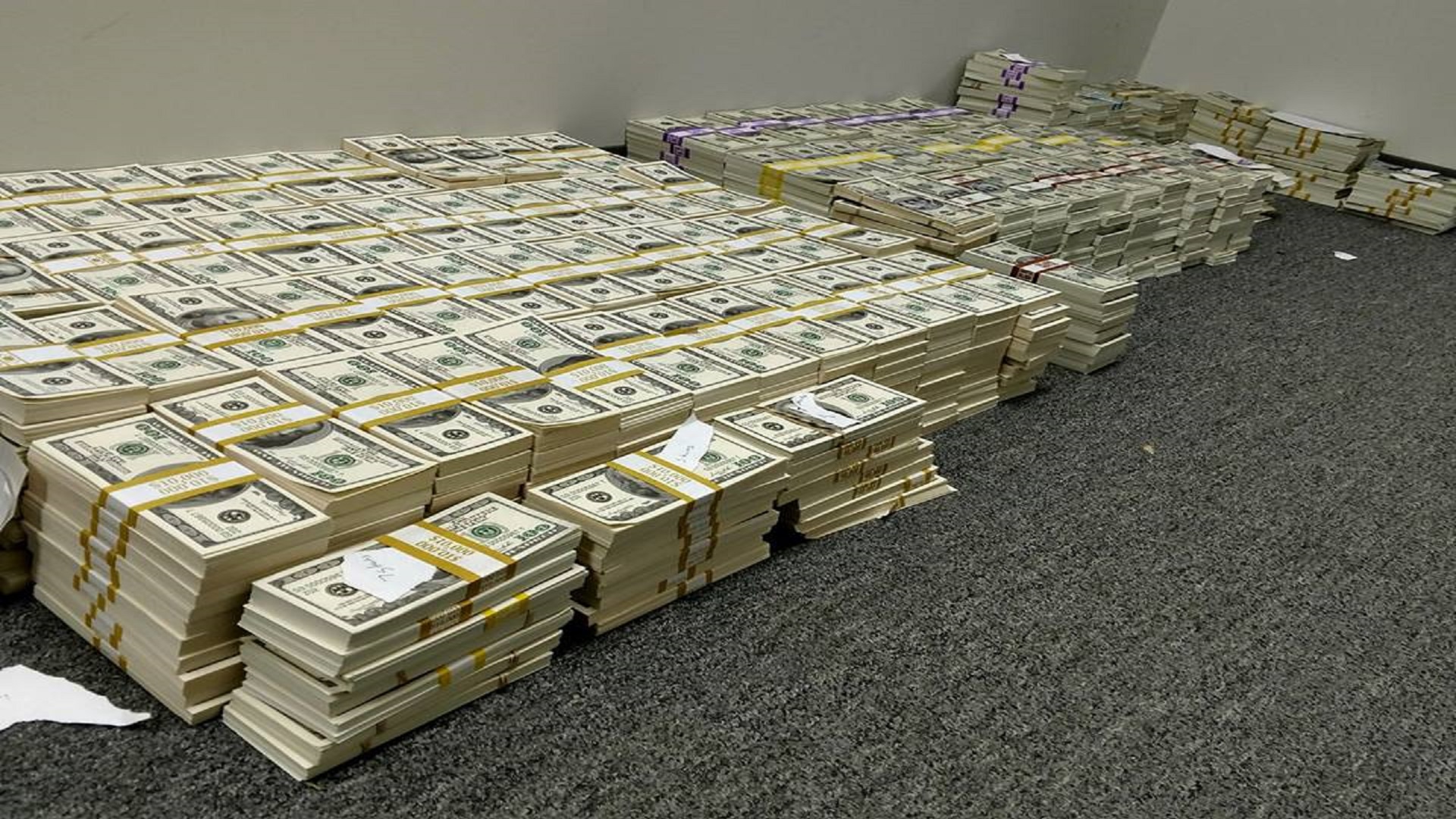 ضبط 50 مليون ورقة نقدية مزيفة في الرياض اثناء مداهمة موقع لطباعة وتزييف الدولارات والقبض على مقيمين بينهم يمنيين