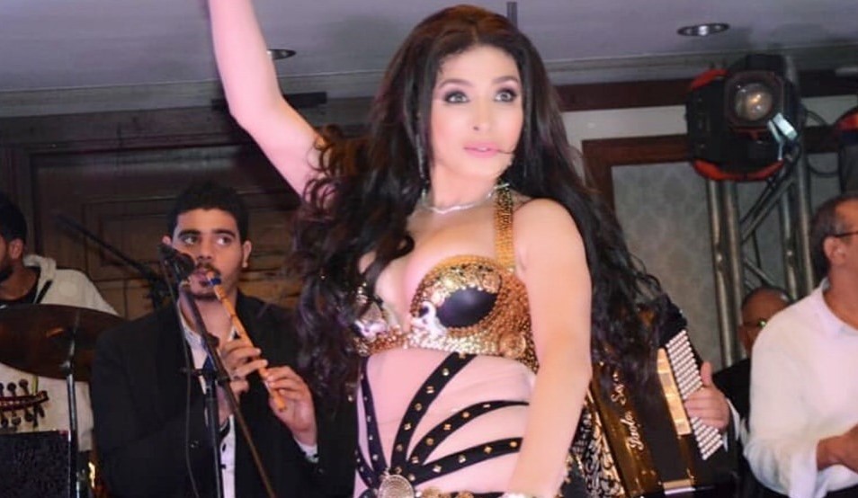 الراقصة دينا
