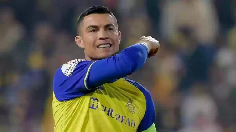 ردة فعل صادمة من كريستيانو رونالدو على اقتحام طفل صغير ملعب مباراة النصر السعودي وبنفيكا! جن جنونه..شاهد