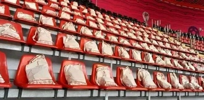 يمني يكشف محتويات هدية المونديال التي تم توزيعهن على الجماهير في افتتاح كأس العالم..شاهد الصور