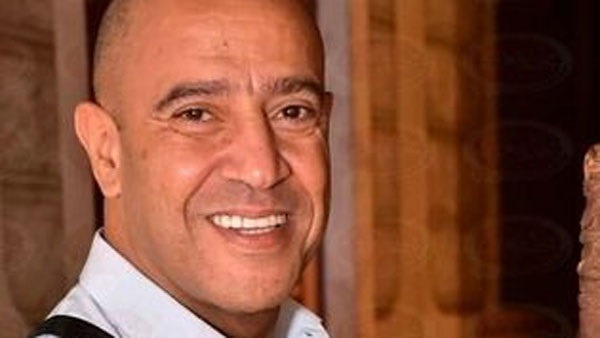 لن تصدق كم تبلغ ثروة الفنان المصري أشرف عبدالباقي .. والمفاجأة في زوجته التي خلعت الحجاب ( صور ) 
